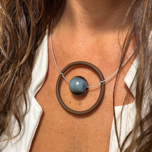 Collar con perla de vidrio de Murano GIOCO · Jolly Venezia × Caomka · Color: Gris Bruma & Cacao