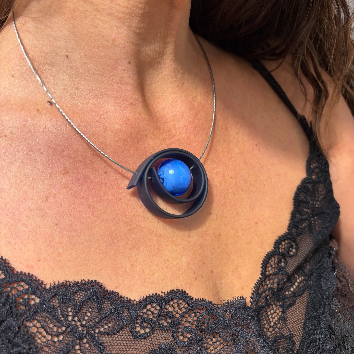 Conjunto con perla de vidrio de Murano SPIRA · Jolly Venezia × Caomka · Color: Azul Laguna
