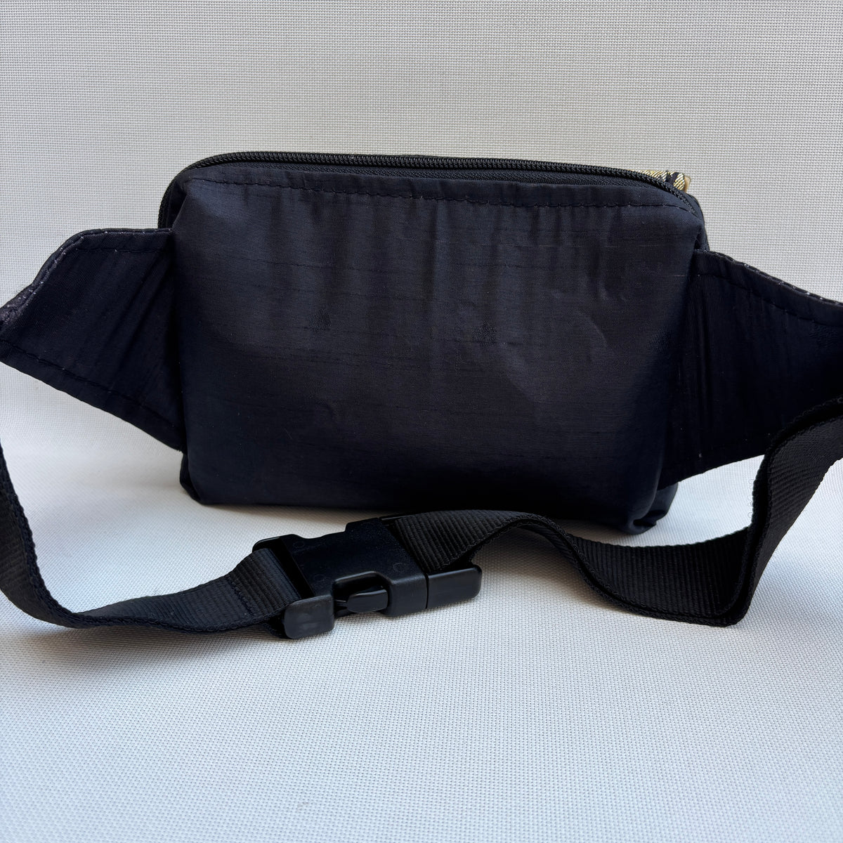 Riñonera Urban "Elegant Black Golden" · Pieza Única Núm. 19537