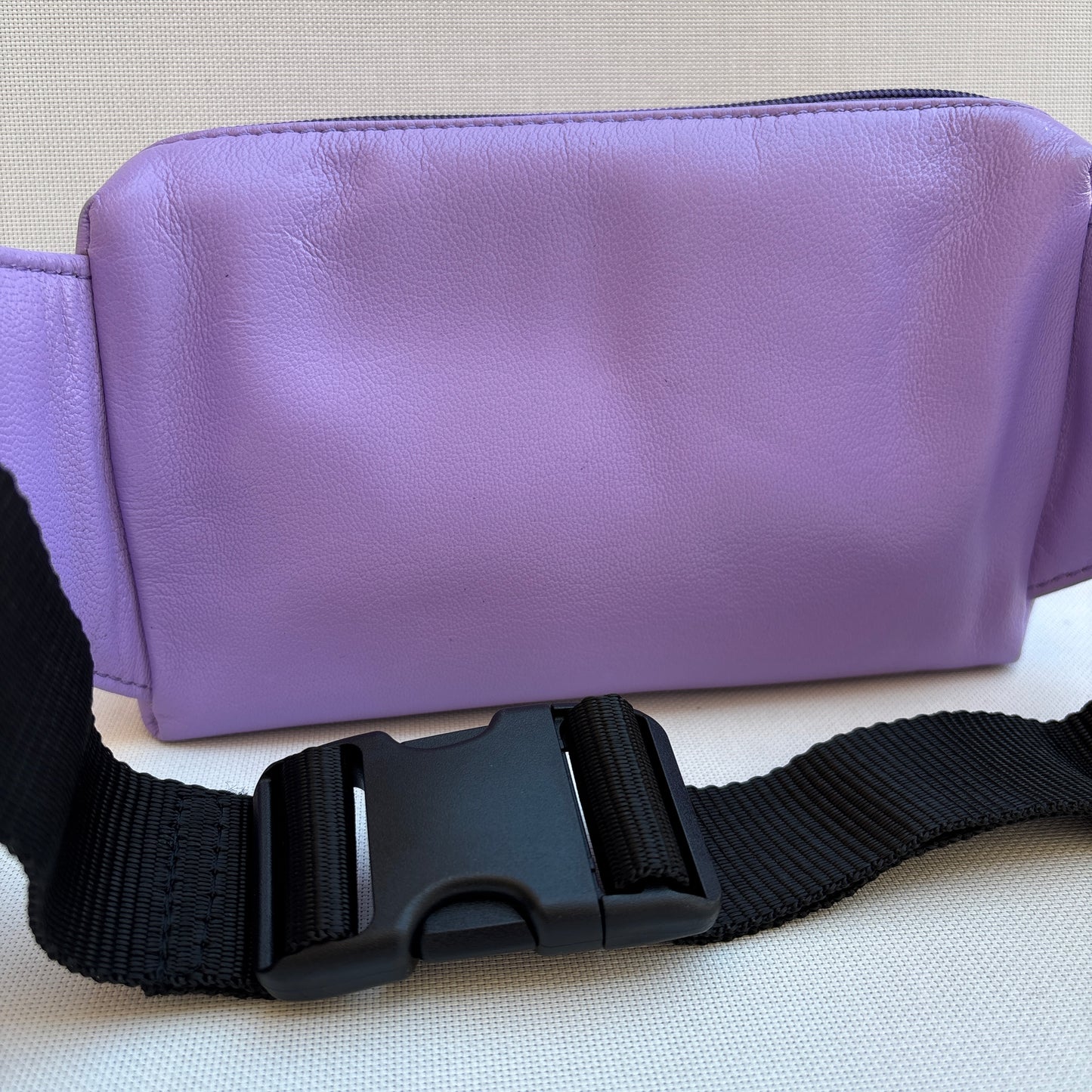 Riñonera Urban Classic · Lavanda · Piel · Pieza Exclusiva Núm. 19136
