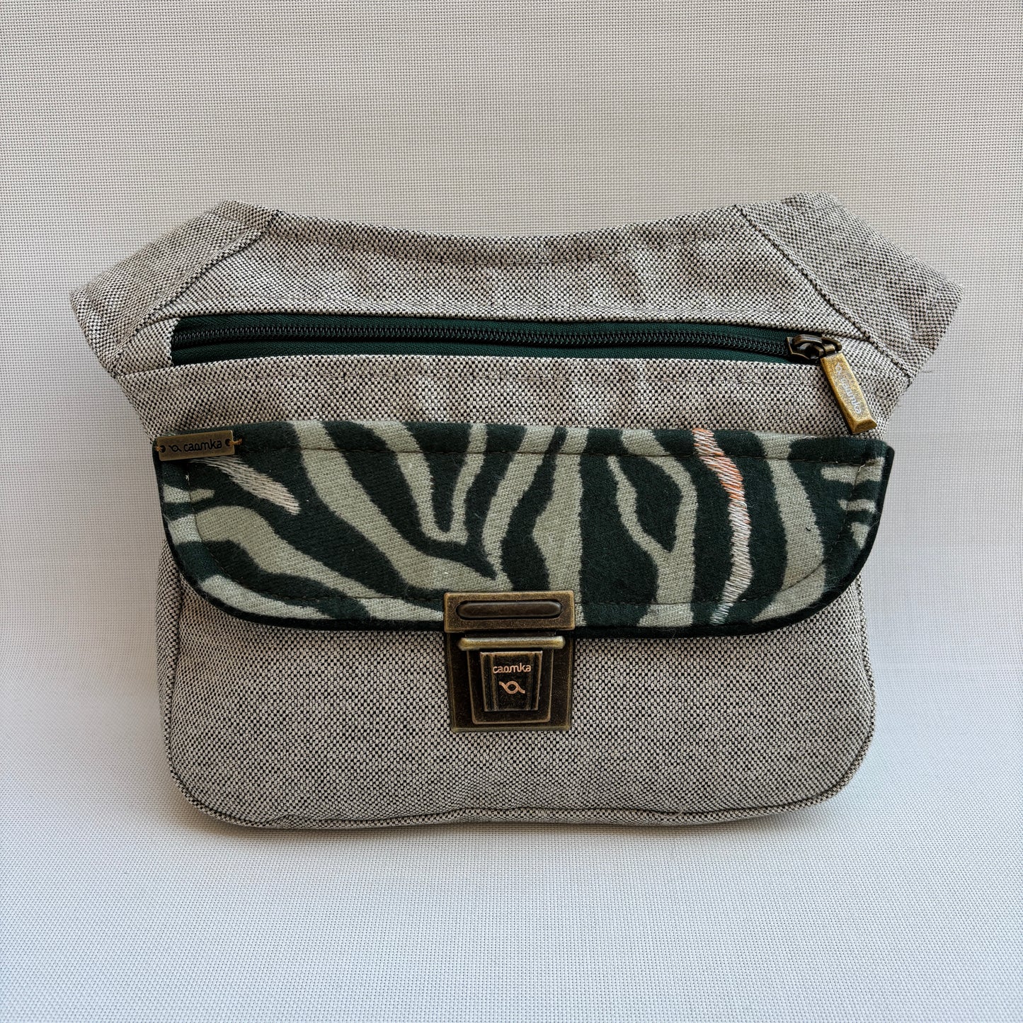 Pack Riñonera + Bufanda de franela "Sweet Green Animal Print" · Pieza Única Núm. 18319