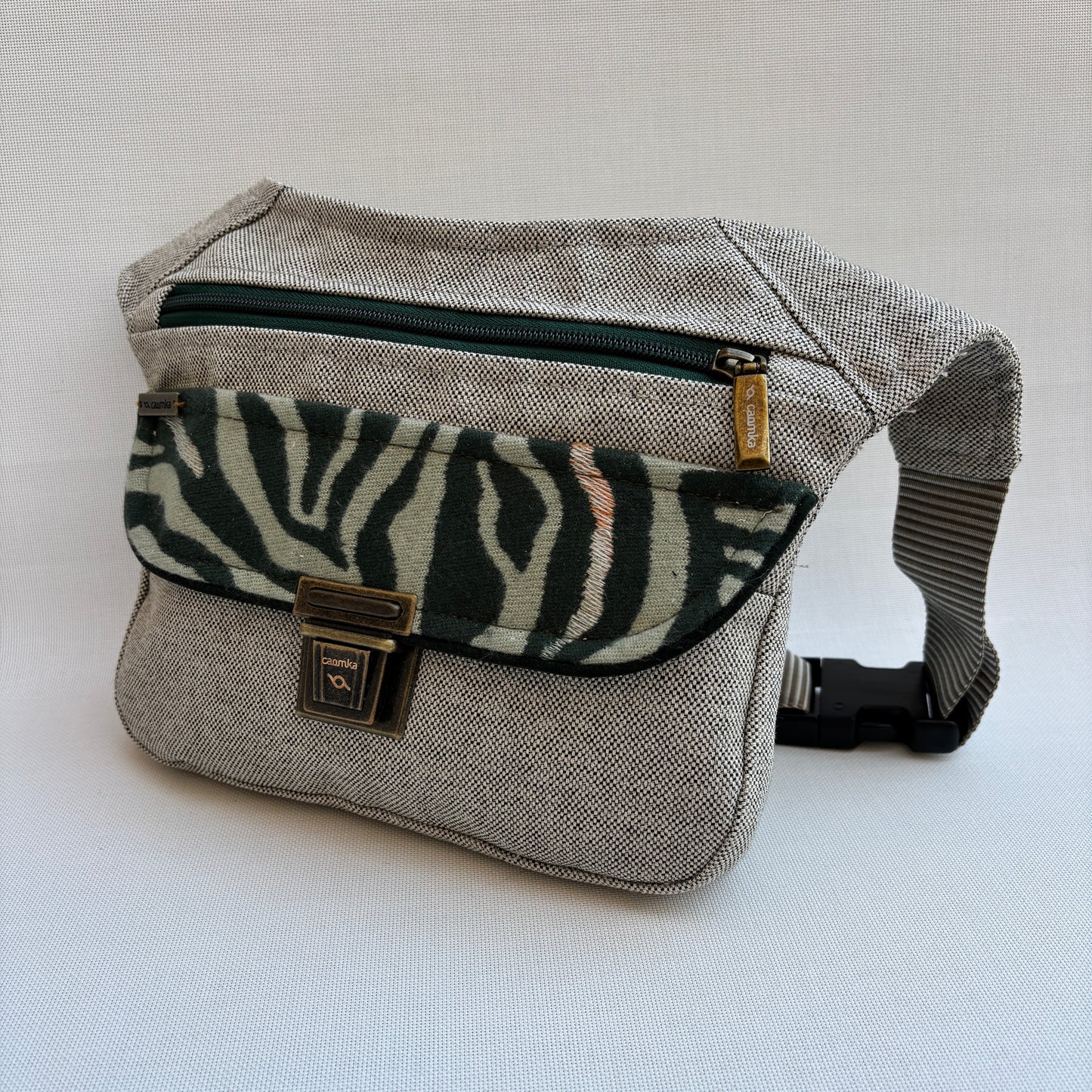 Pack Riñonera + Bufanda de franela "Sweet Green Animal Print" · Pieza Única Núm. 18319