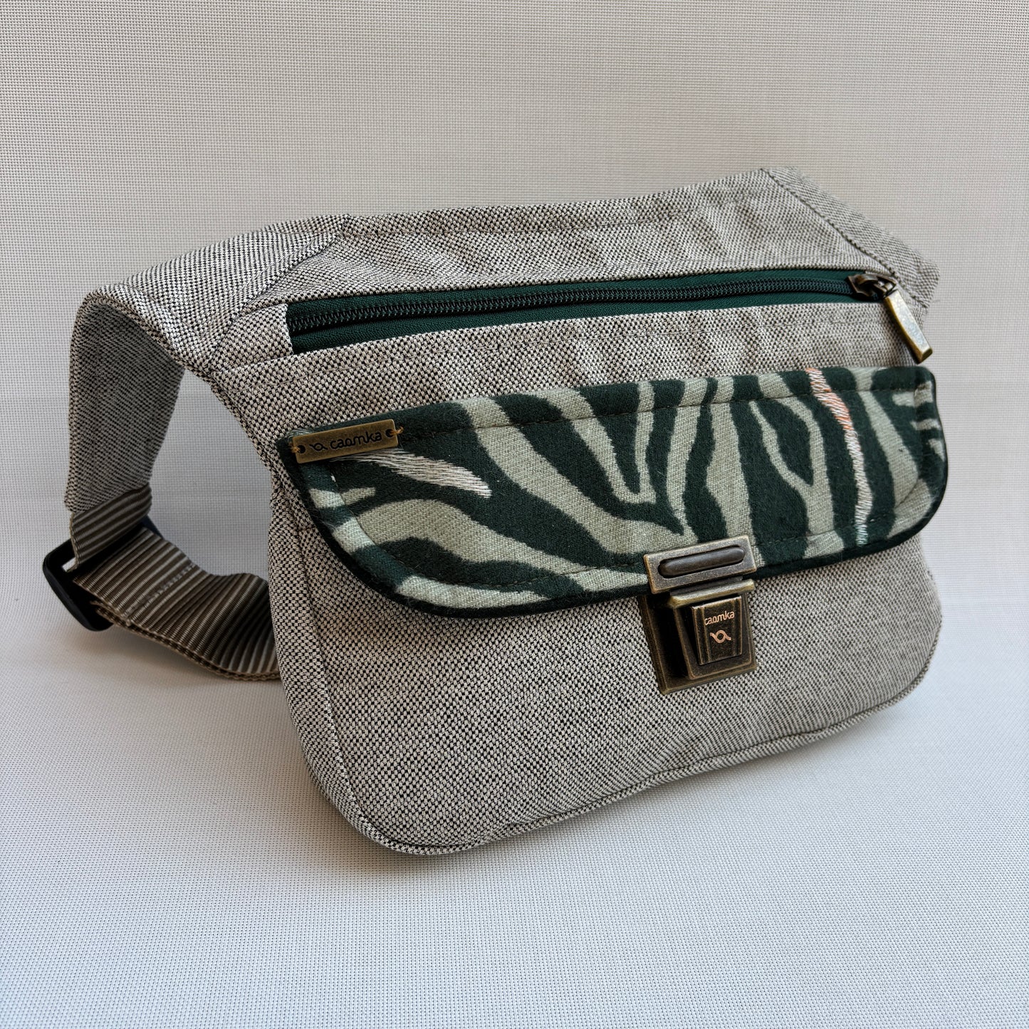 Pack Riñonera + Bufanda de franela "Sweet Green Animal Print" · Pieza Única Núm. 18319