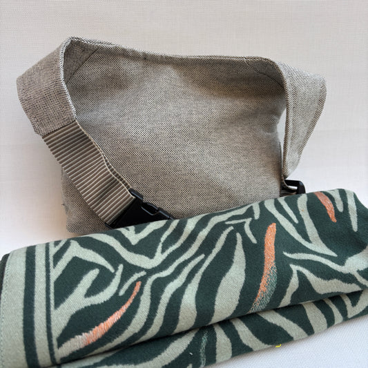 Pack Riñonera + Bufanda de franela "Sweet Green Animal Print" · Pieza Única Núm. 18319