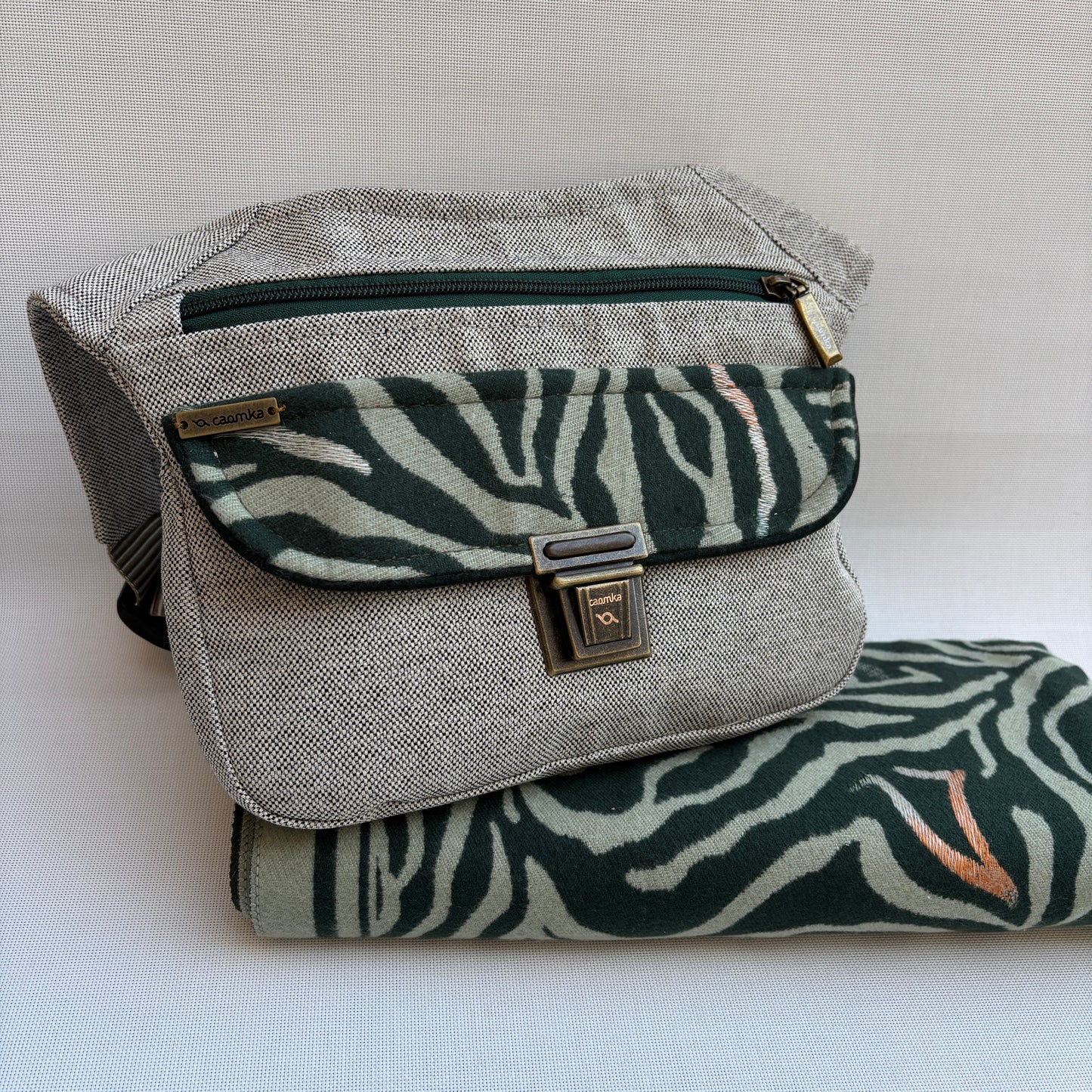 Pack Riñonera + Bufanda de franela "Sweet Green Animal Print" · Pieza Única Núm. 18319