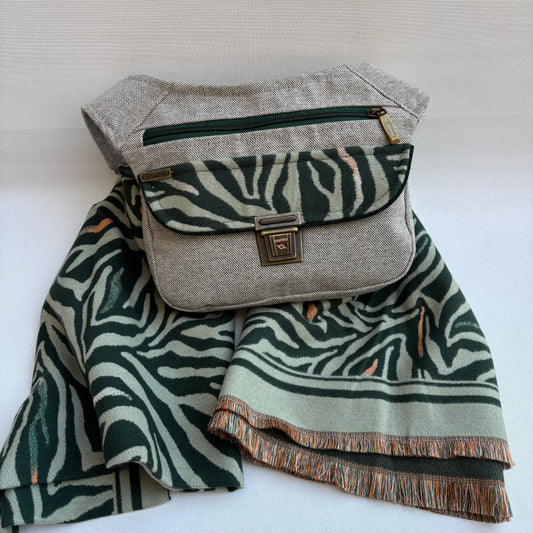 Pack Riñonera + Bufanda de franela "Sweet Green Animal Print" · Pieza Única Núm. 18319
