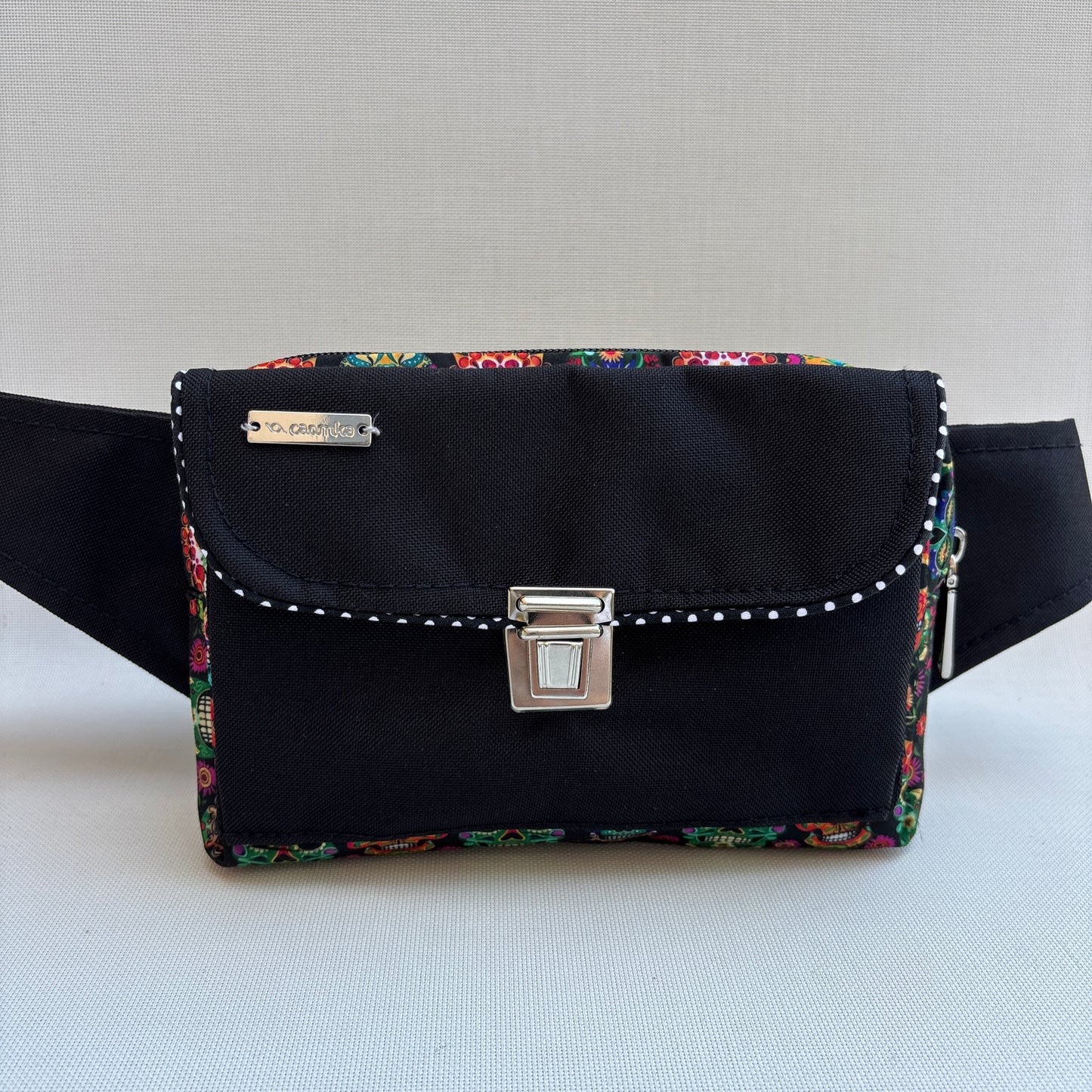 Riñonera Urban "Special Black & Skulls Top" · Pieza Única Núm. 19241
