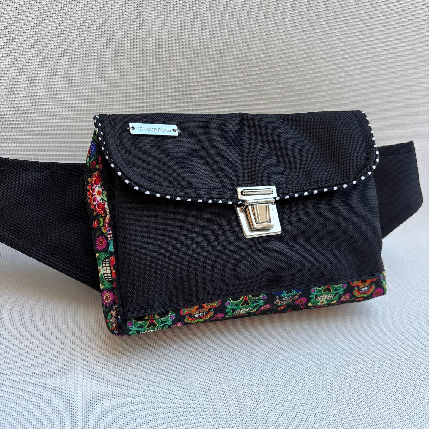 Riñonera Urban "Special Black & Skulls Top" · Pieza Única Núm. 19241