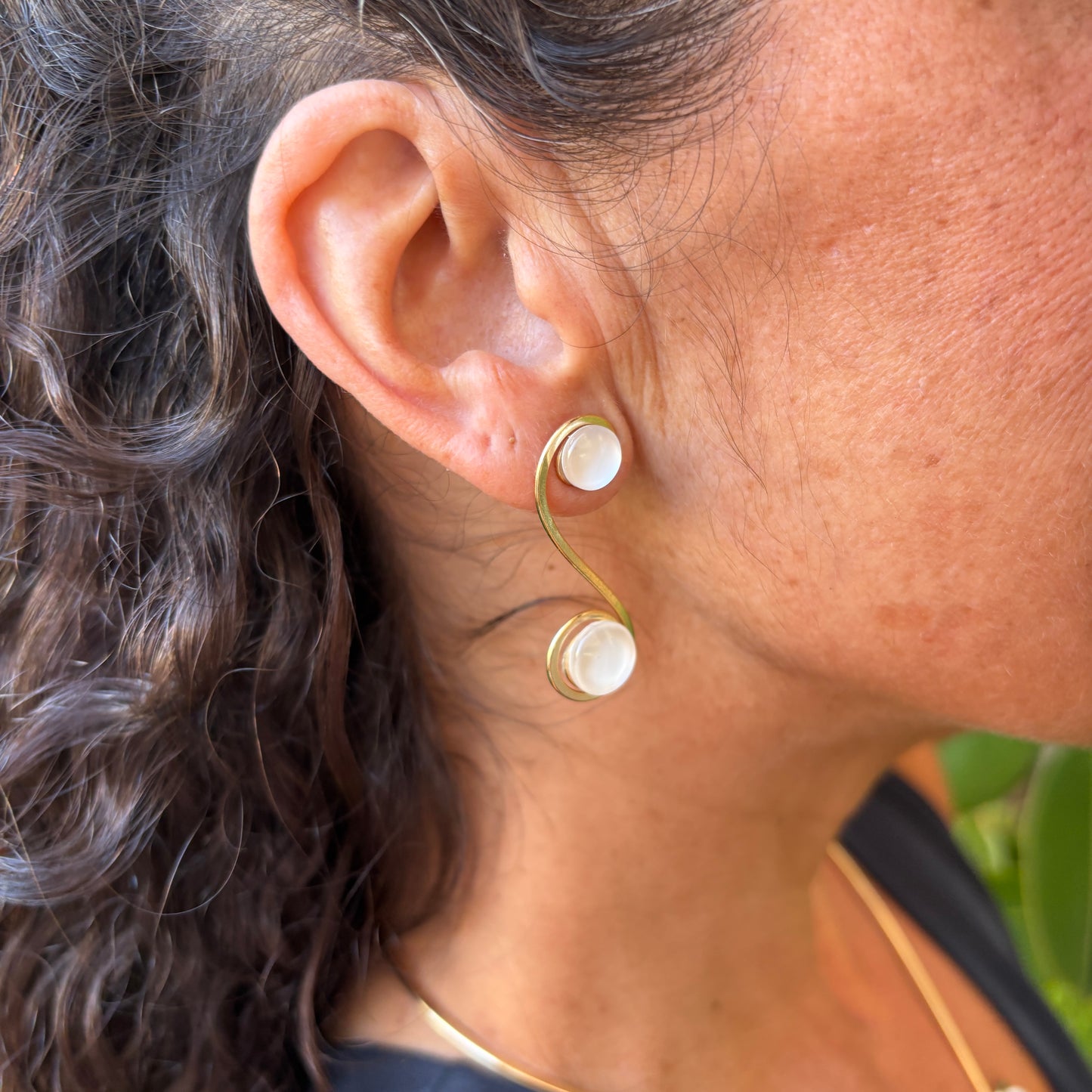 Pendientes "Doble Sol Blanco Éter" – Vidrio fundido y brass bañado en Oro.