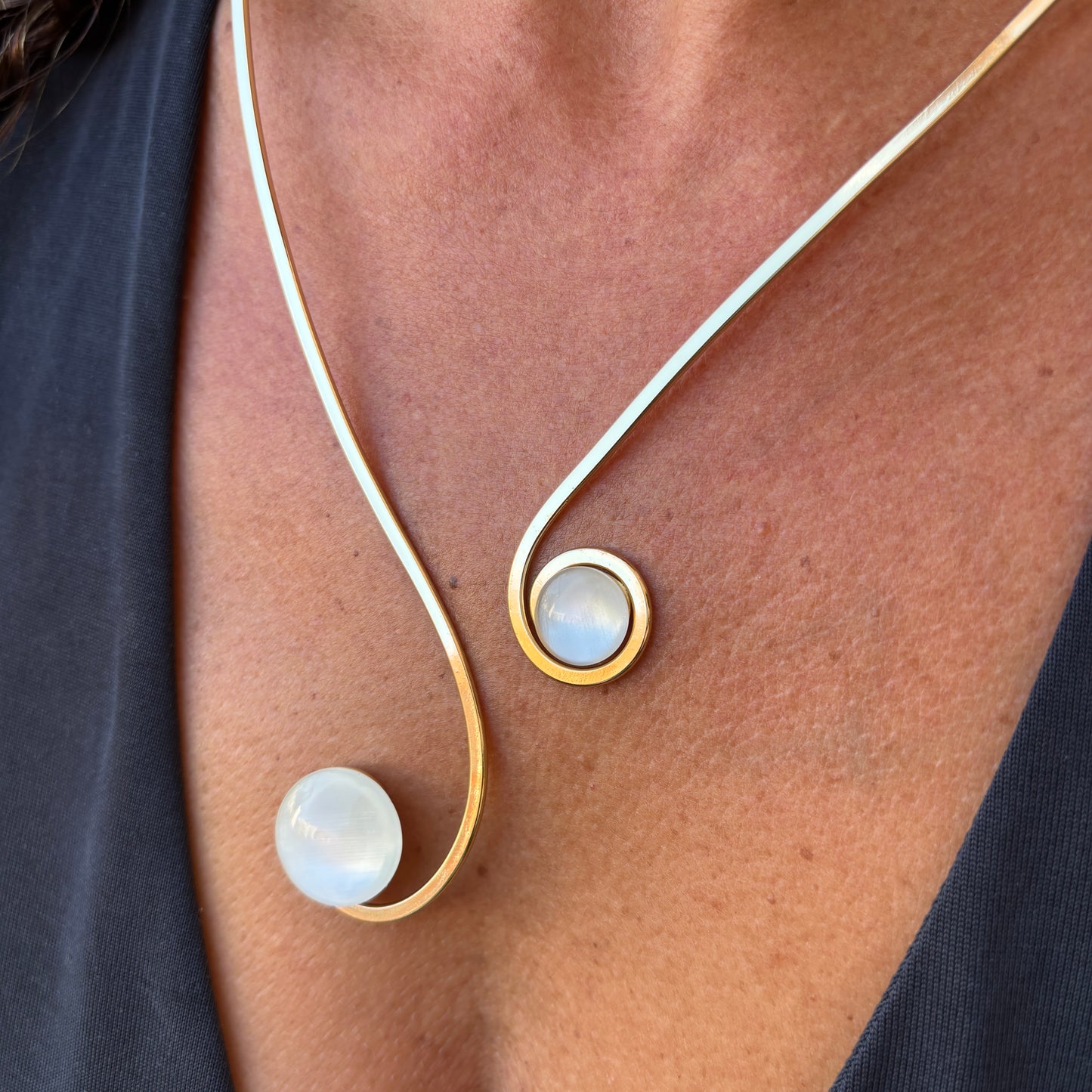 Collar dorado "Doble Sol Blanco Éter" – Vidrio fundido y brass bañado en oro.
