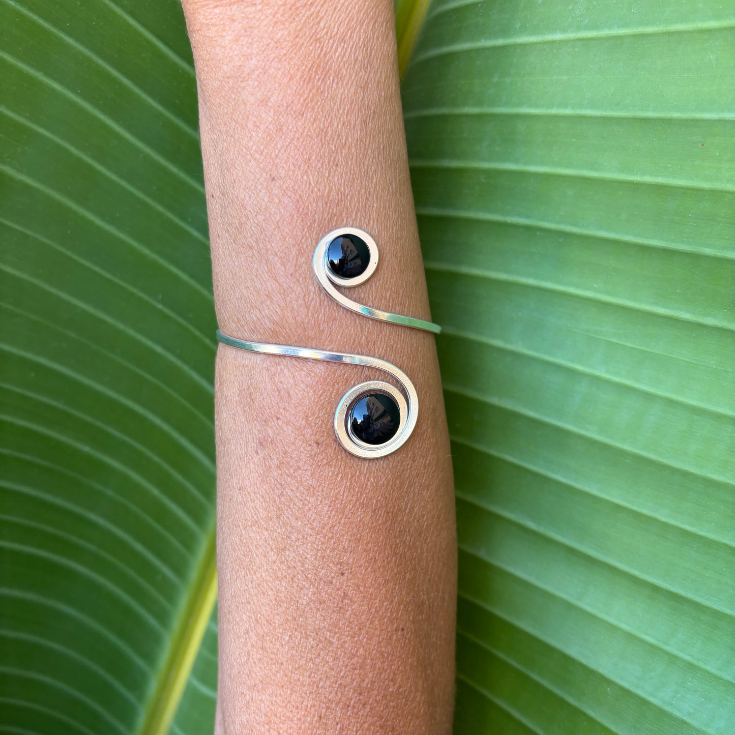 Brazalete Plata "Doble Sol Negro" – Vidrio fundido y  brass bañado en plata.