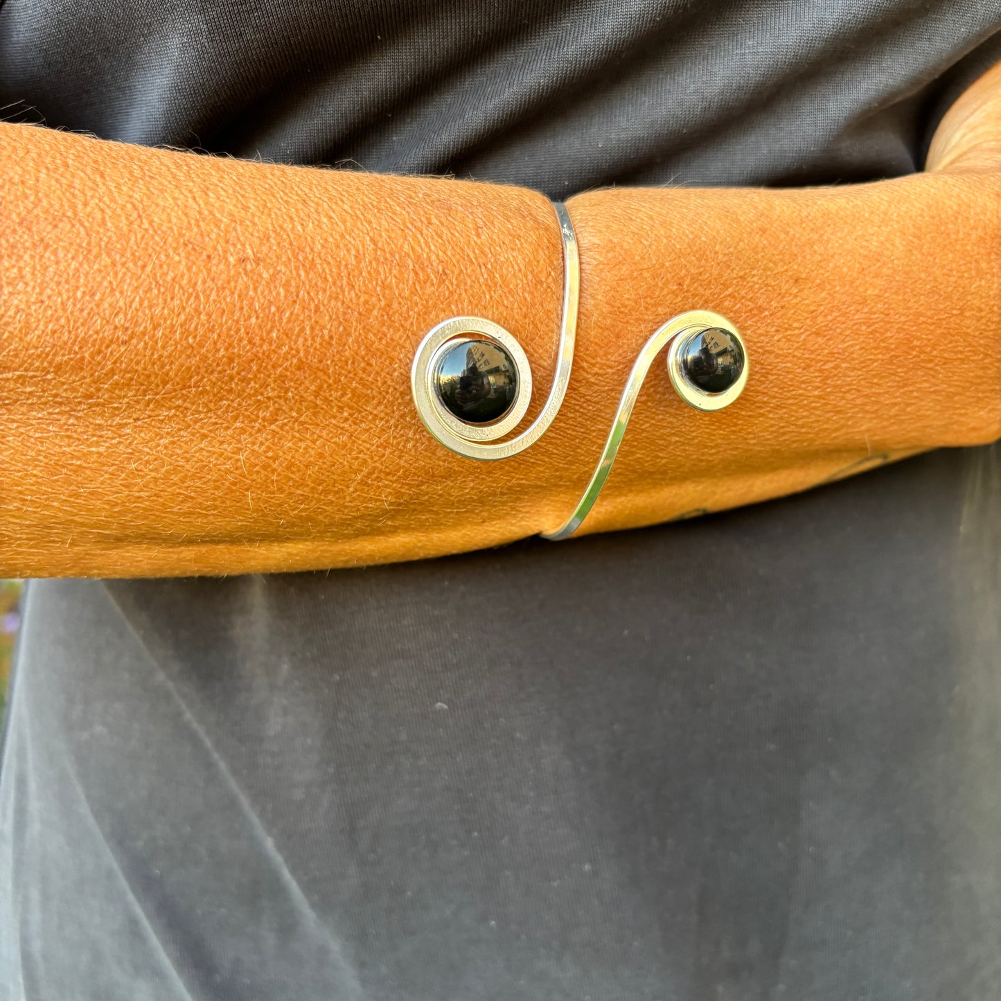 Brazalete Plata "Doble Sol Negro" – Vidrio fundido y  brass bañado en plata.
