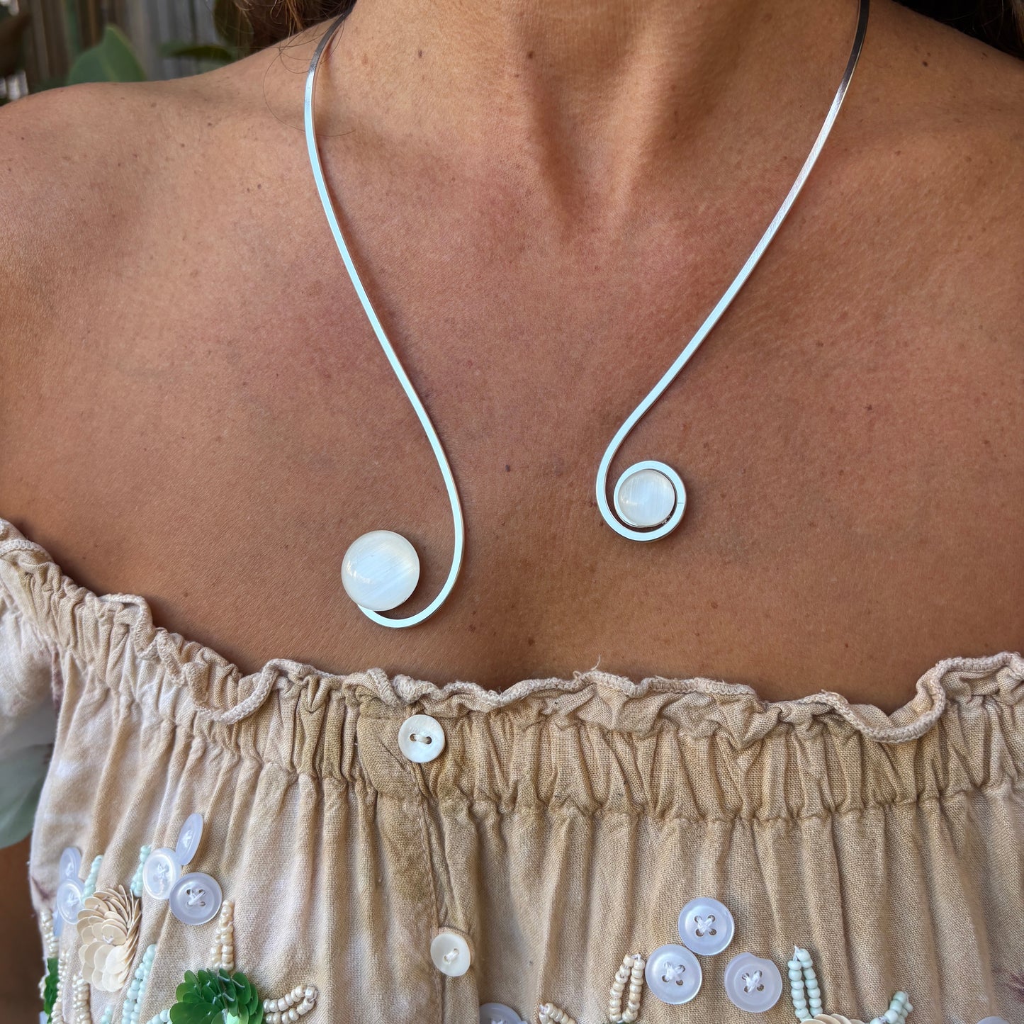 Collar Plata "Doble Sol Blanco Éter" – Vidrio fundido y brass bañado en plata.