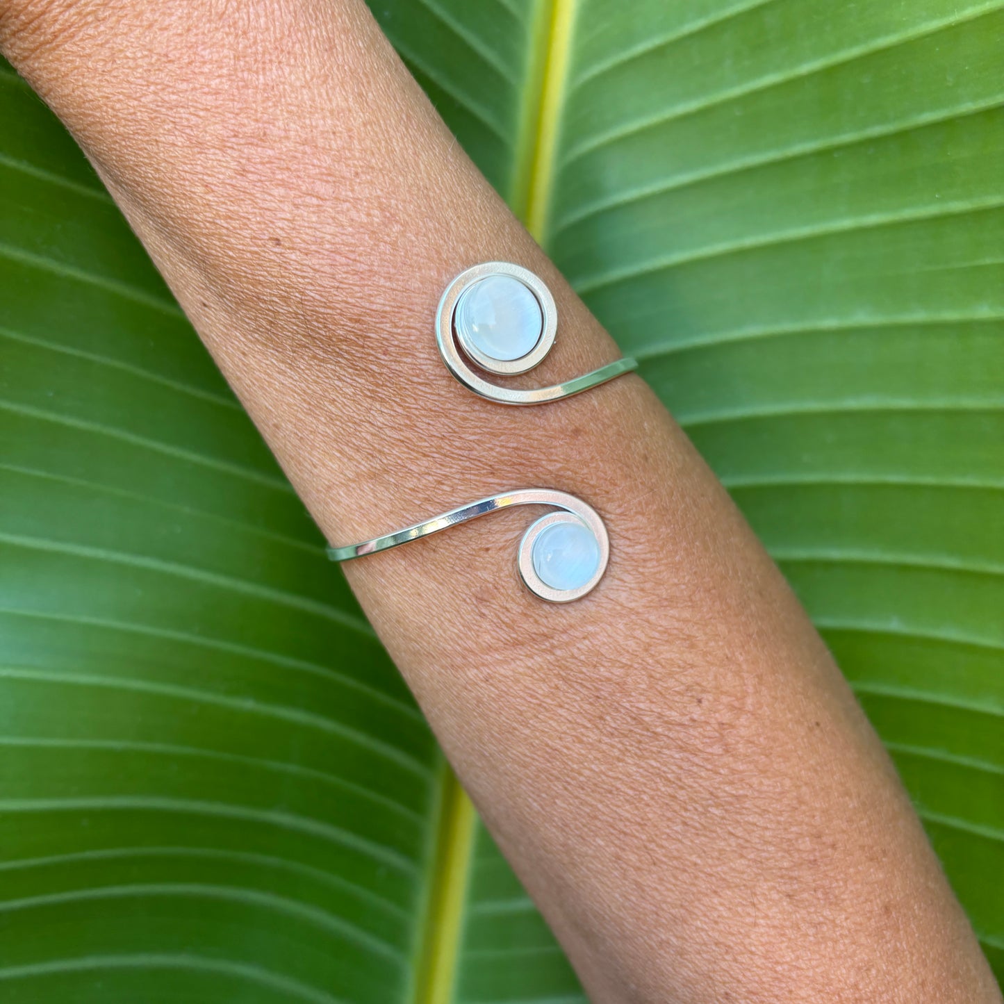 Brazalete Plata "Doble Sol Blanco Éter" – Vidrio fundido y brass bañado en plata.
