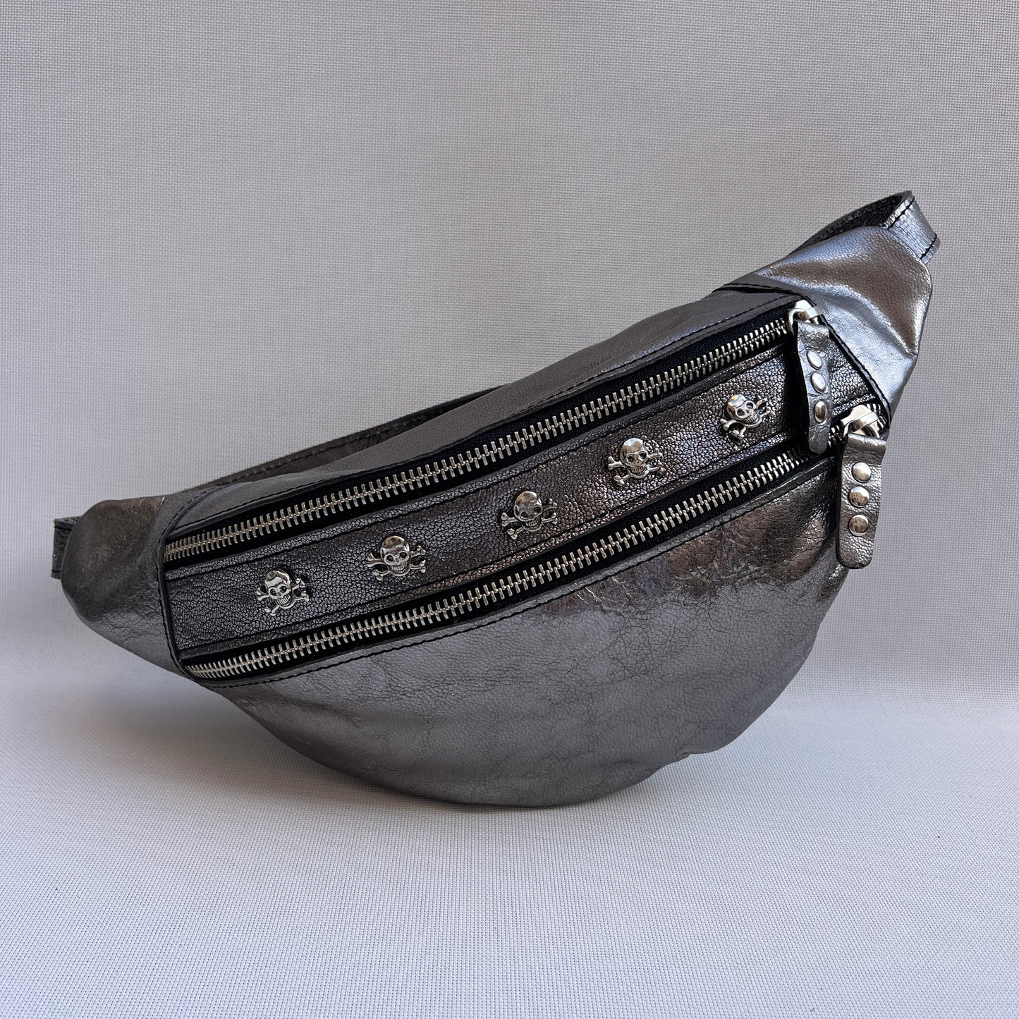 Premium Metal Silver Retro Chic Skulls · Piel / Cuero · Pieza Exclusiva Núm. 15139
