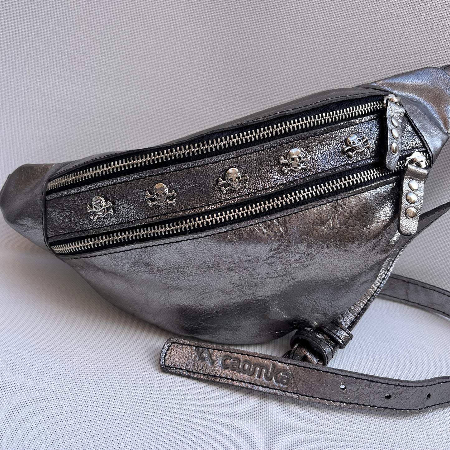 Premium Metal Silver Retro Chic Skulls · Piel / Cuero · Pieza Exclusiva Núm. 15139