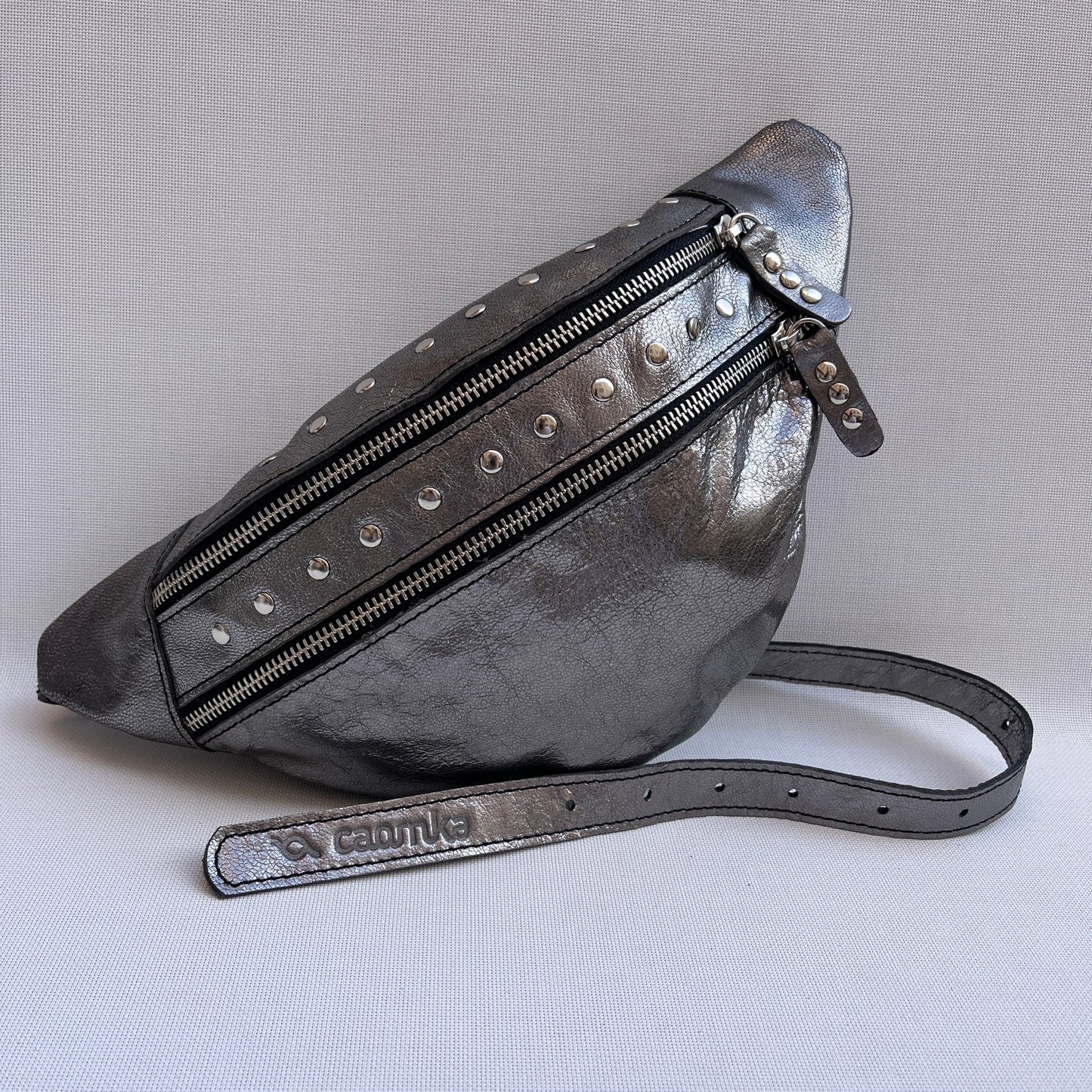 Premium Metal Silver Retro Chic · Piel / Cuero · Pieza Exclusiva Núm. 15137