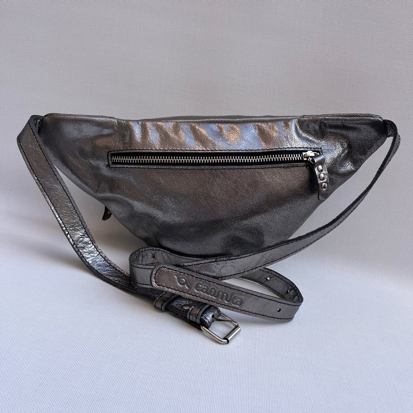 Premium Metal Silver Retro Chic · Piel / Cuero · Pieza Exclusiva Núm. 15137