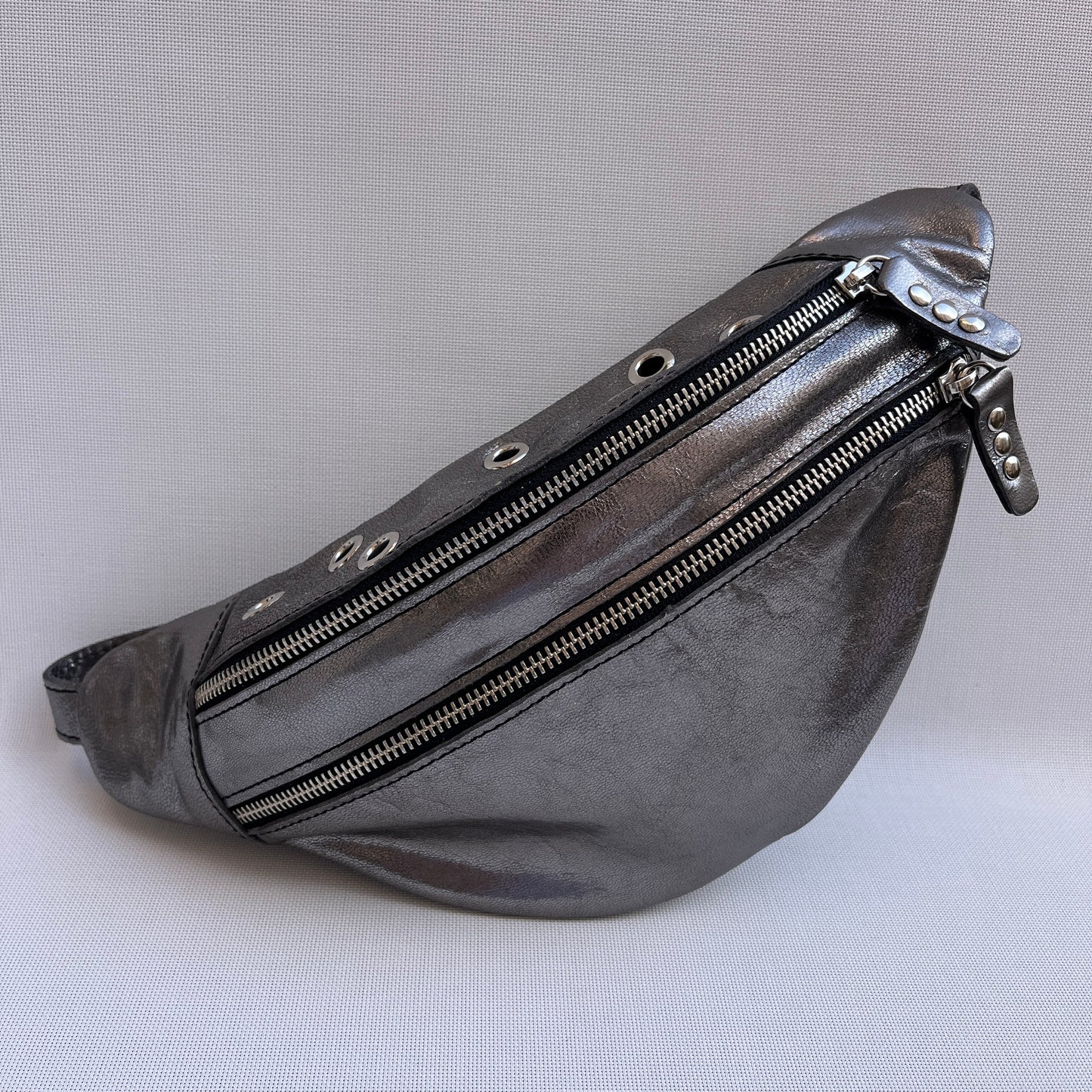 Premium Metal Silver Retro Chic · Piel / Cuero · Pieza Exclusiva Núm. 15134