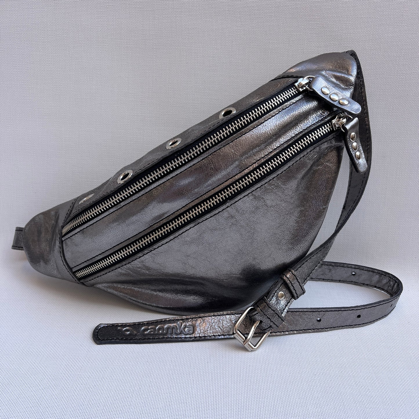 Premium Metal Silver Retro Chic · Piel / Cuero · Pieza Exclusiva Núm. 15134