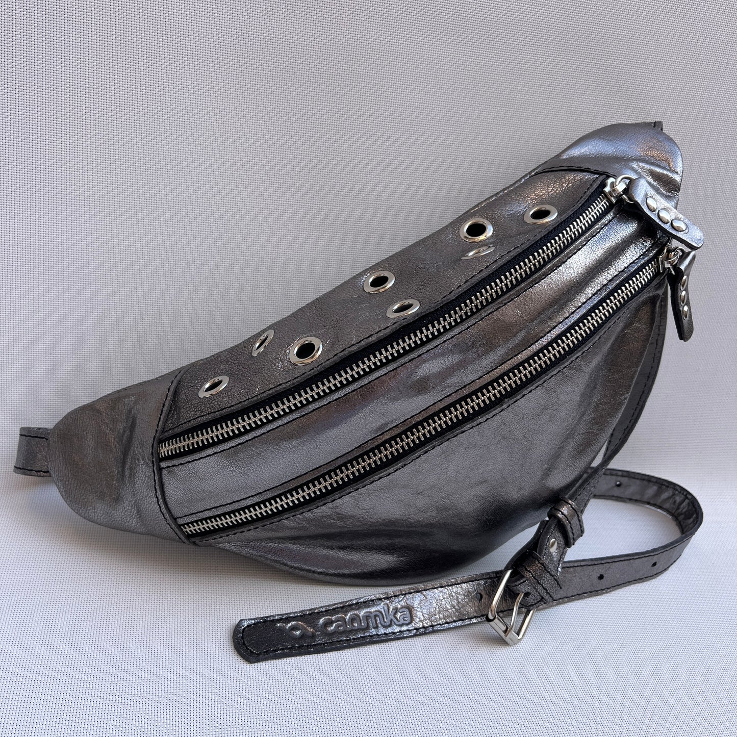 Premium Metal Silver Retro Chic · Piel / Cuero · Pieza Exclusiva Núm. 15134