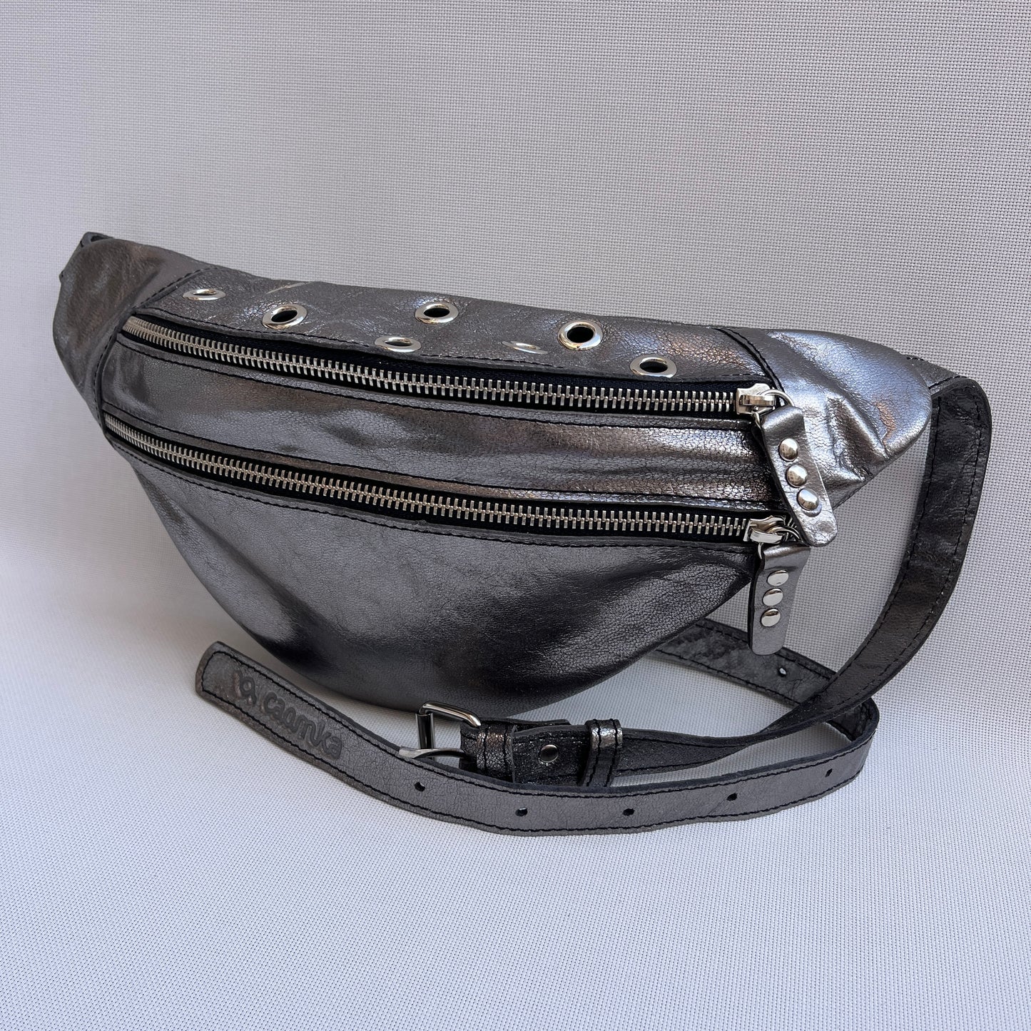 Premium Metal Silver Retro Chic · Piel / Cuero · Pieza Exclusiva Núm. 15134