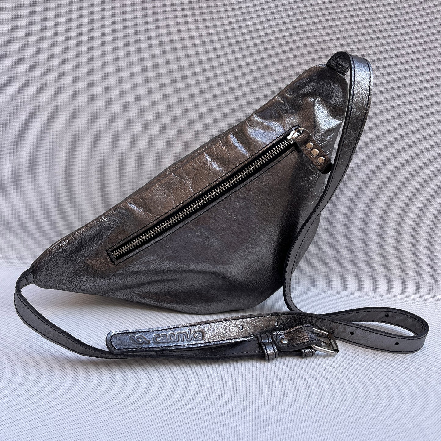 Premium Metal Silver Retro Chic · Piel / Cuero · Pieza Exclusiva Núm. 15134