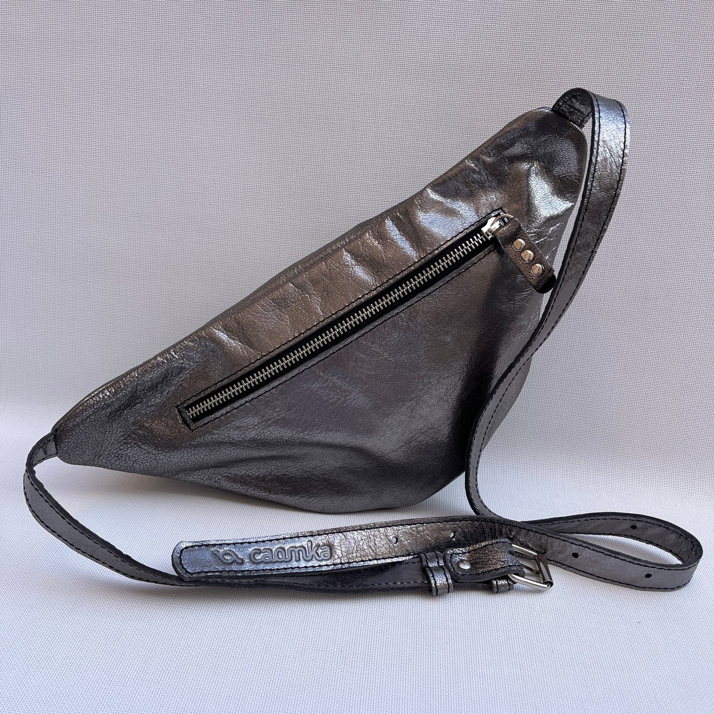 Premium Metal Silver Retro Chic · Piel / Cuero · Pieza Exclusiva Núm. 15134