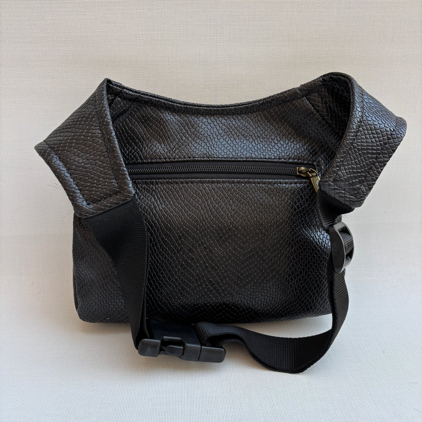 Riñonera "Special Elegant Feline" · Polipiel + Bolsillo trasero · Pieza Única Núm. 18323