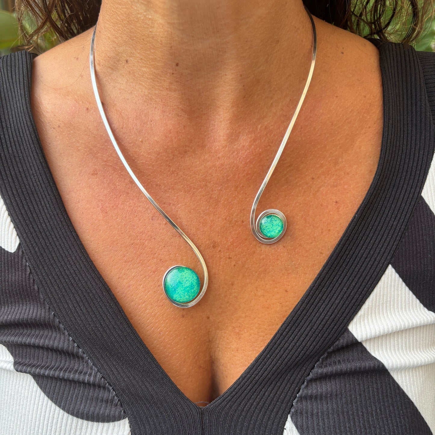 Collar Plata "Doble Sol Esmeralda" – Vidrio fundido y latón bañado en plata.