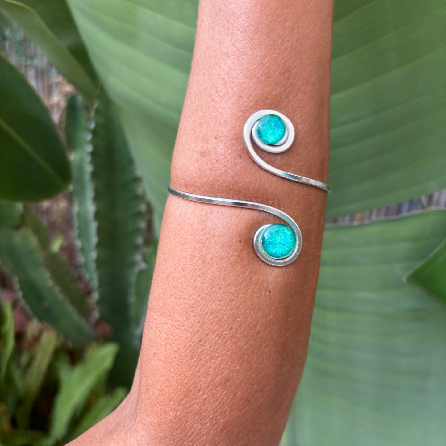 Brazalete Plata "Doble Sol Esmeralda" – Vidrio fundido y hierro forjado bañado en plata.