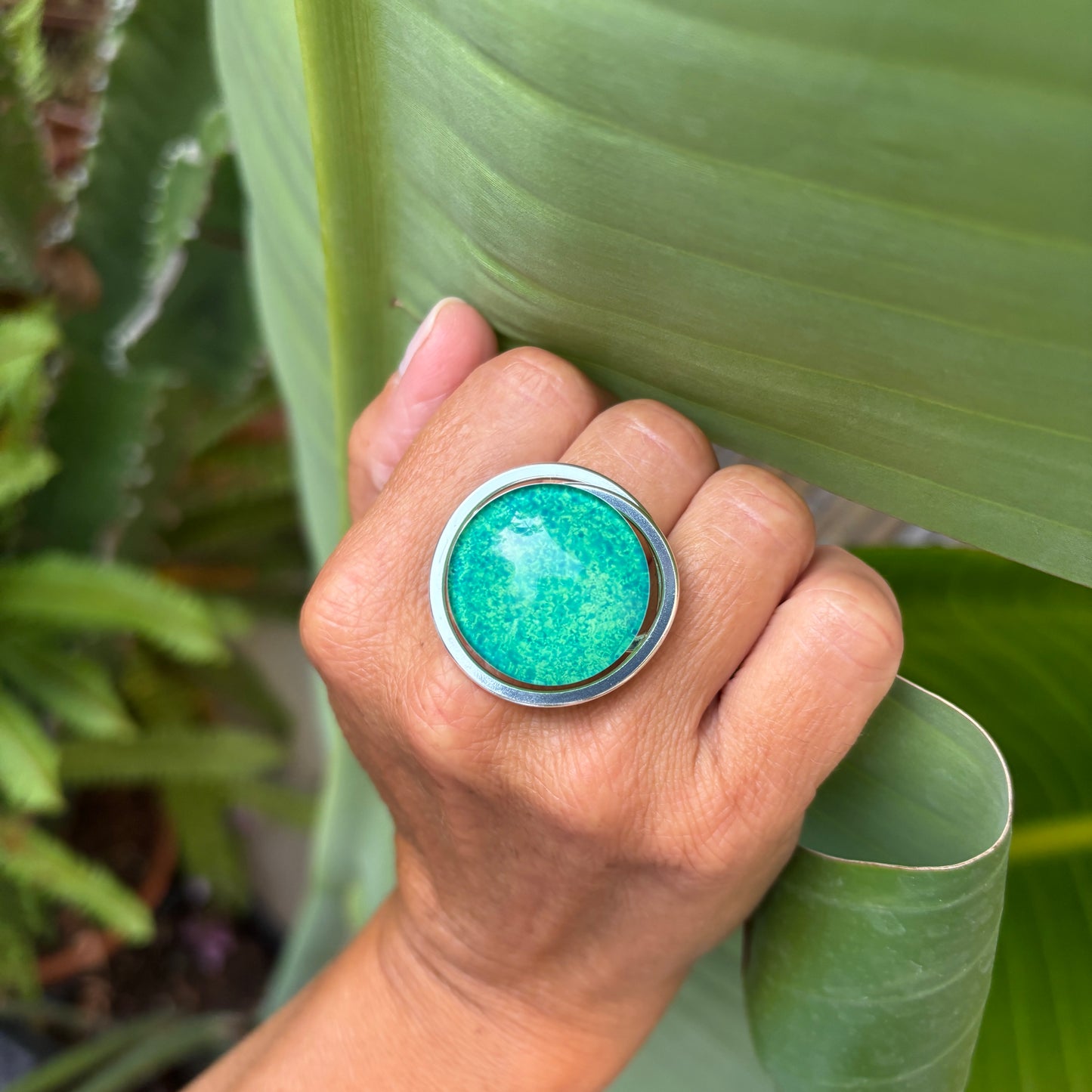 Anillo Plata "Sol Esmeralda" – Vidrio fundido y latón bañado en plata.