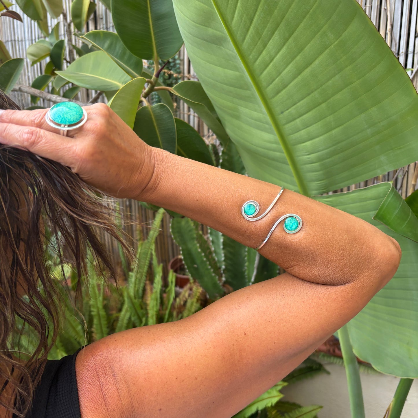 Brazalete Plata "Doble Sol Esmeralda" – Vidrio fundido y hierro forjado bañado en plata.