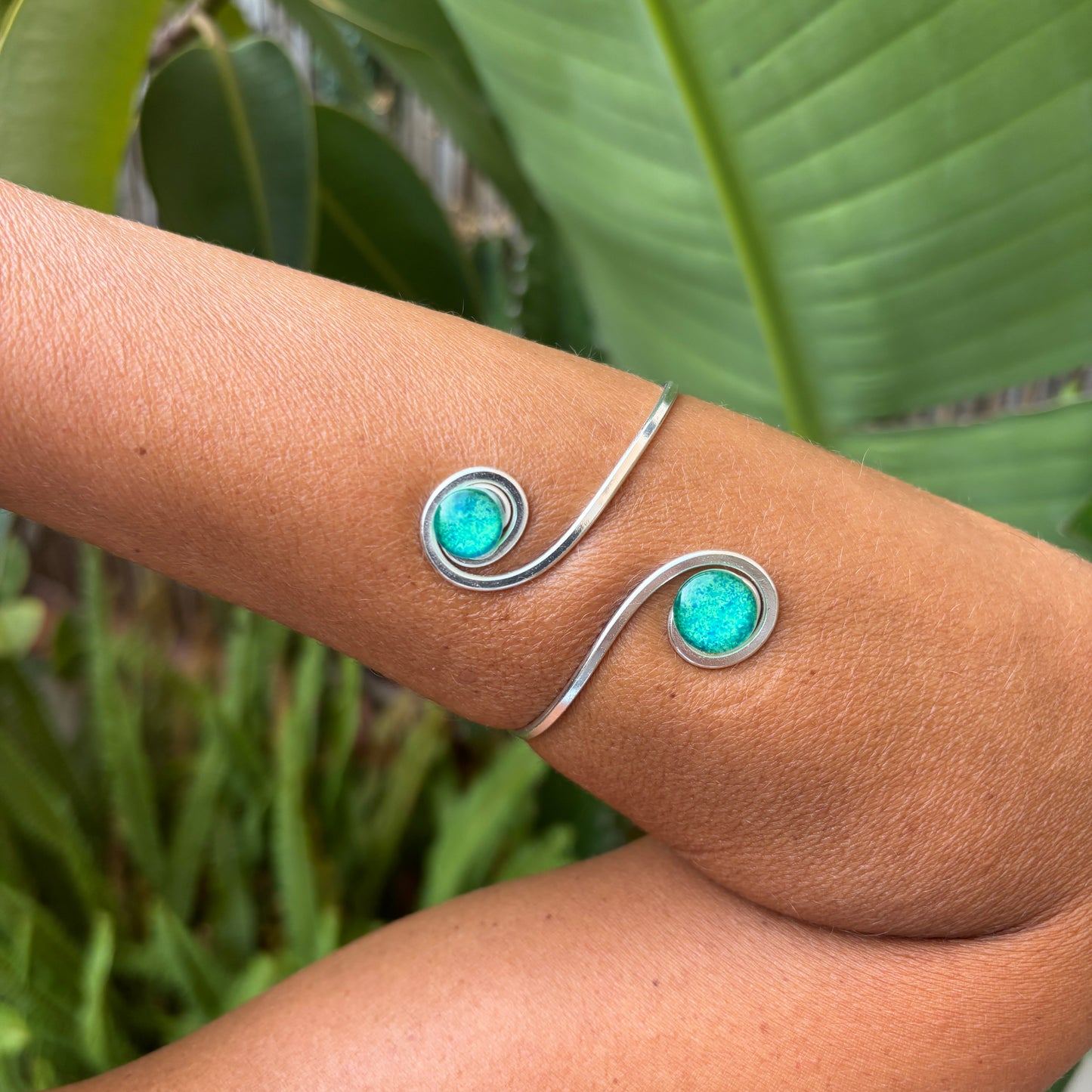 Brazalete Plata "Doble Sol Esmeralda" – Vidrio fundido y hierro forjado bañado en plata.