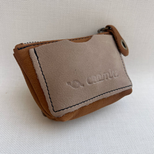 Monedero Wink CAOMKA · Piel natural BioCuir® · Pieza Exclusiva Núm. 14368