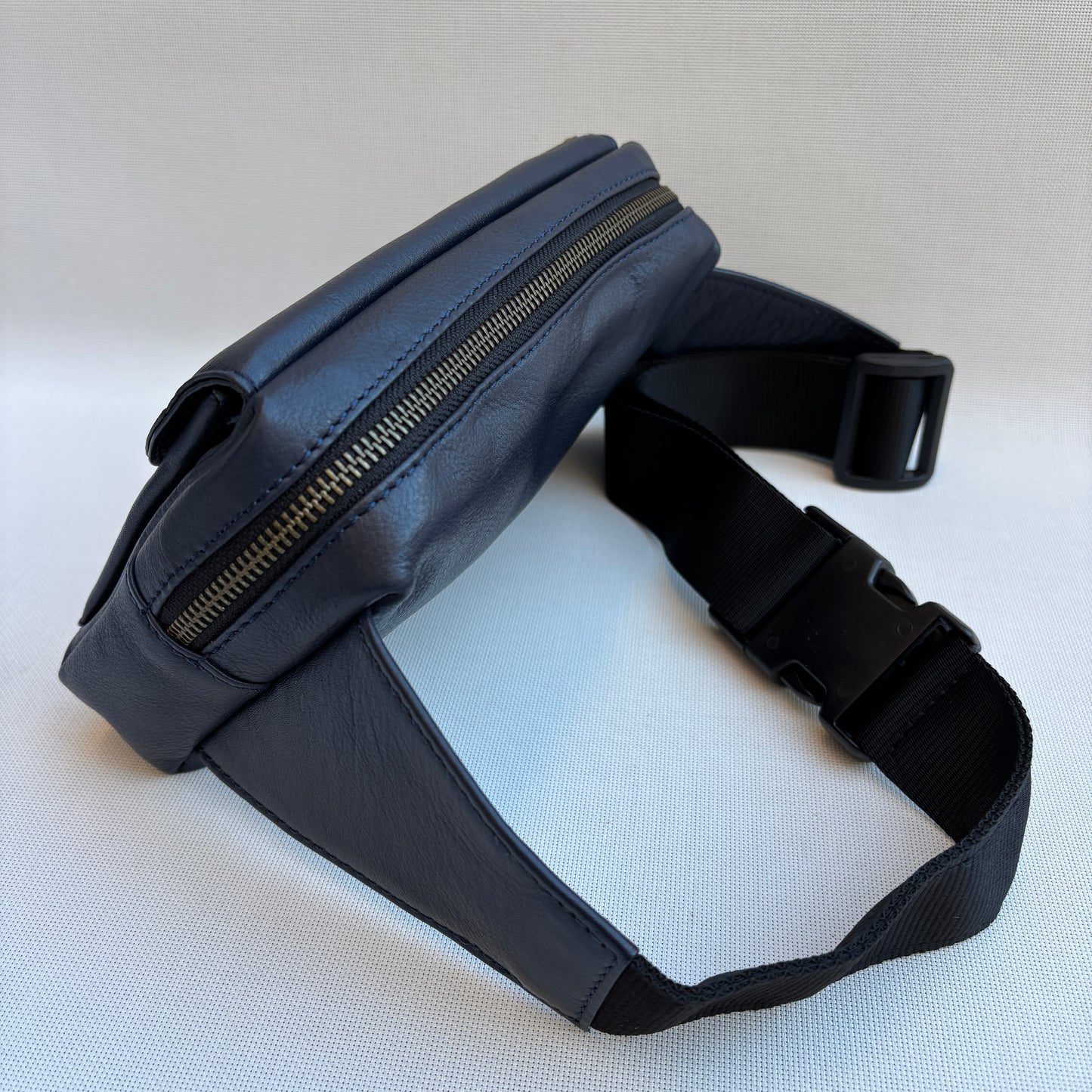 Riñonera Urban Classic · Azul Marino · Piel · Pieza Exclusiva Núm. 18361