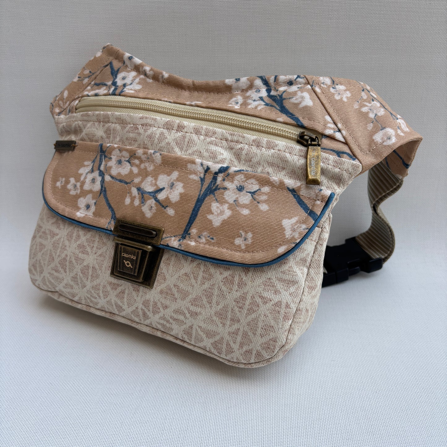 Riñonera "Special Geometric Sakura"· Impermeable · Pieza Única Núm. 17722