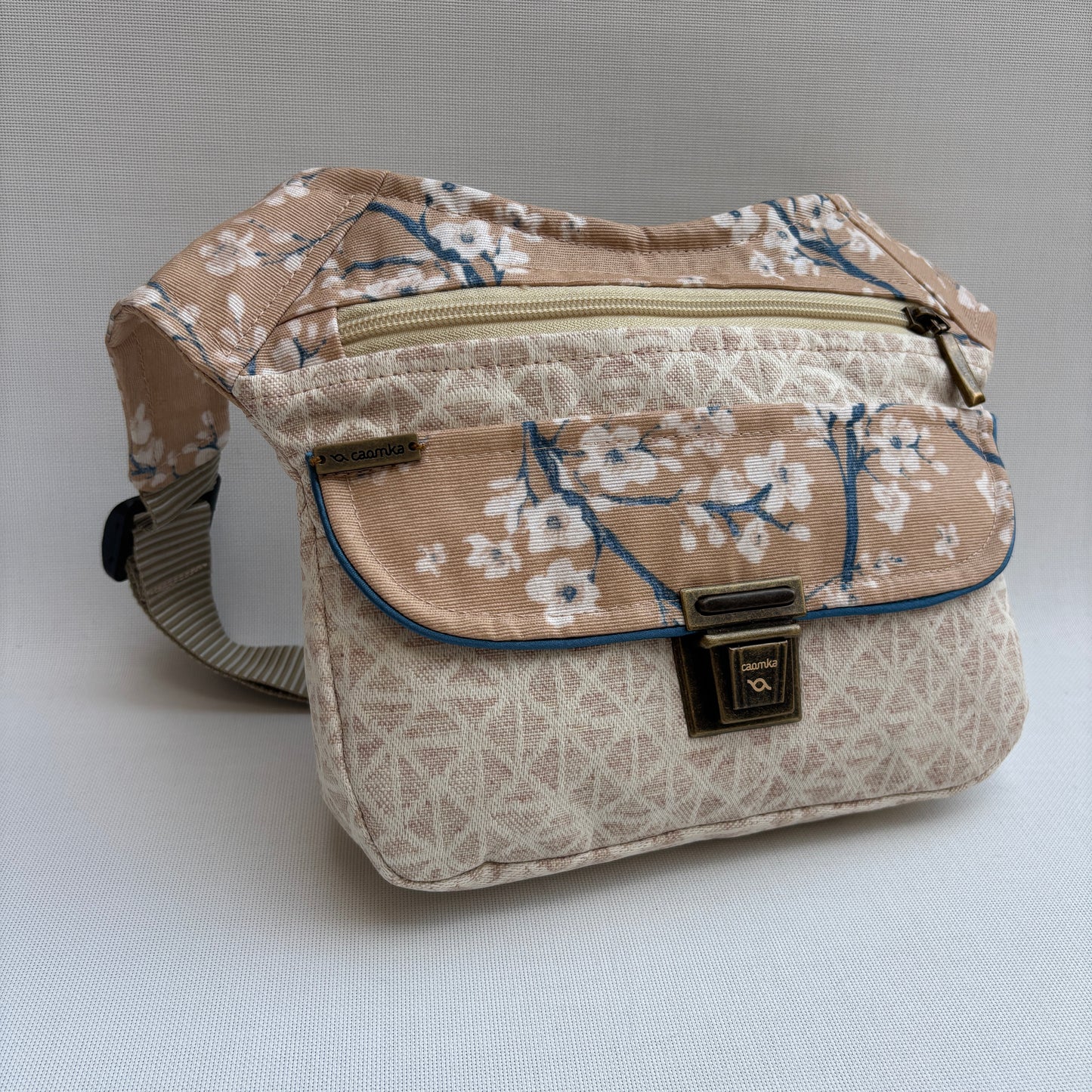 Riñonera "Special Geometric Sakura"· Impermeable · Pieza Única Núm. 17722