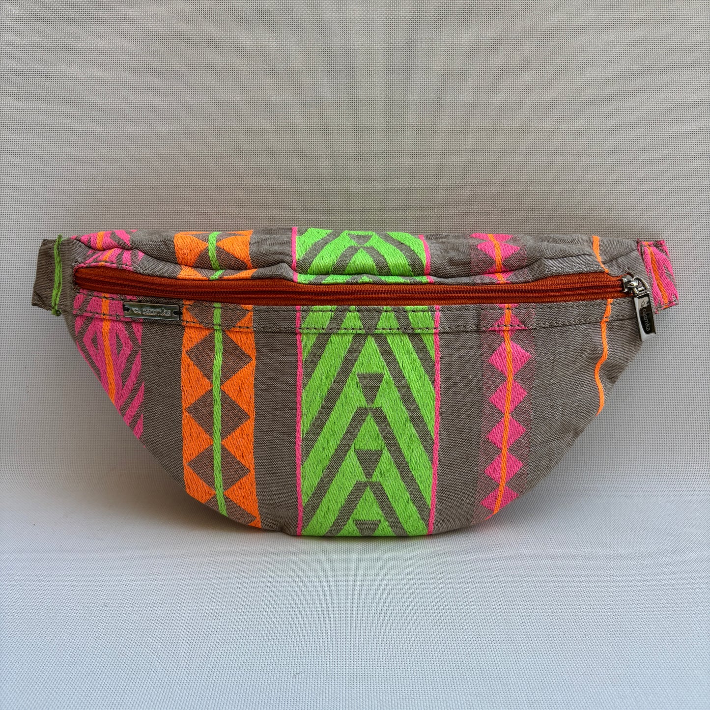 Riñonera - Bandolera Retrochic Mónica “Neon Tribal” · Pieza Única Núm. 19161