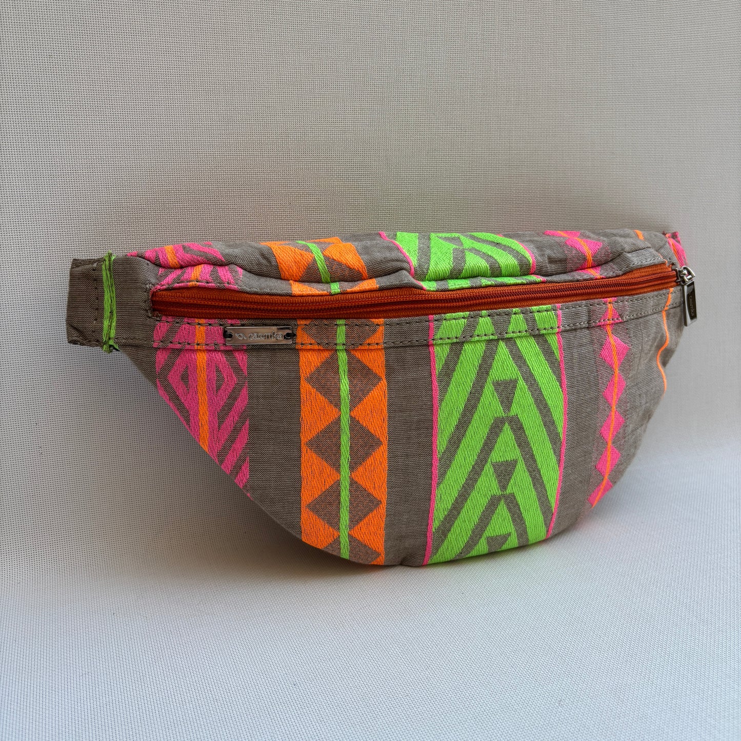Riñonera - Bandolera Retrochic Mónica “Neon Tribal” · Pieza Única Núm. 19161