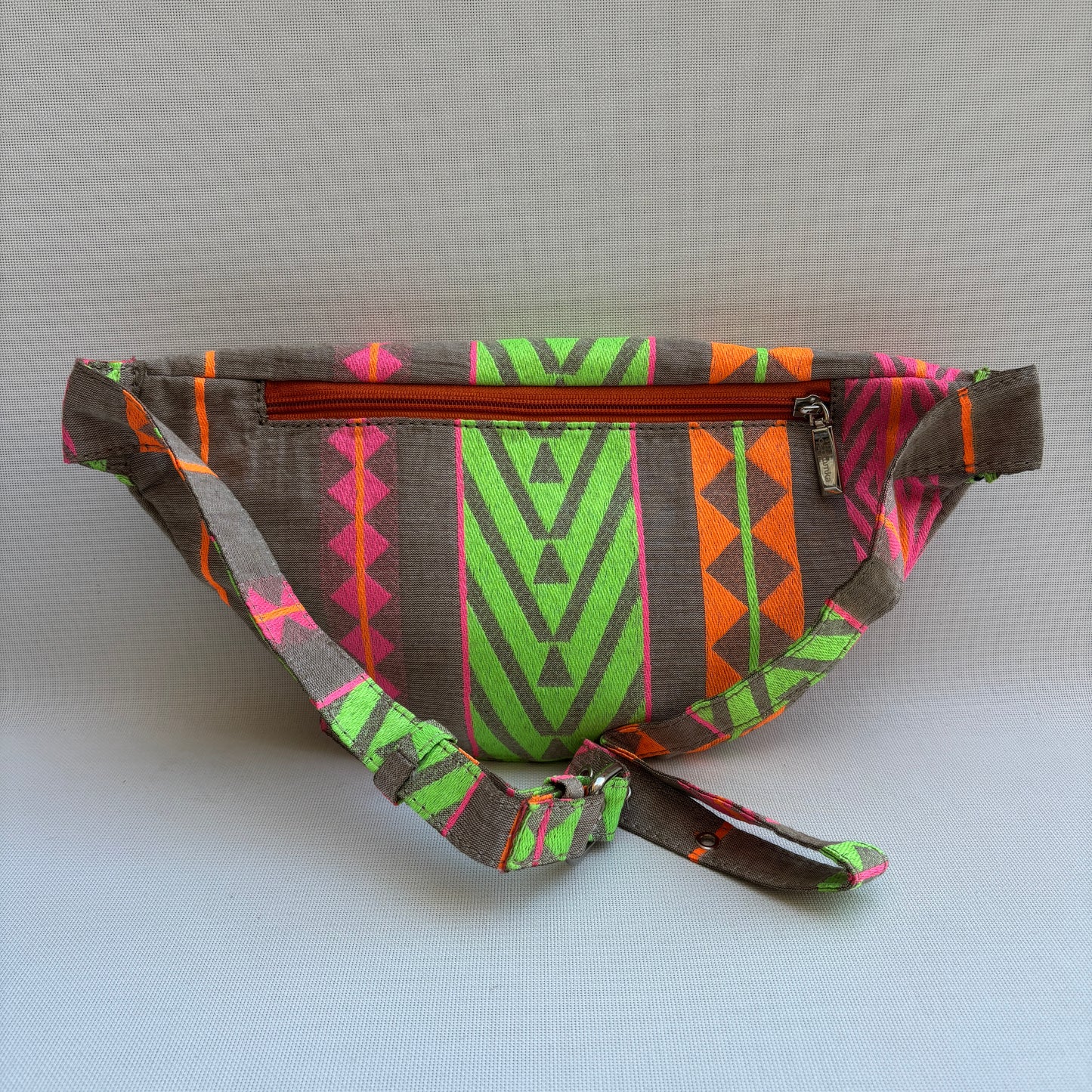 Riñonera - Bandolera Retrochic Mónica “Neon Tribal” · Pieza Única Núm. 19161
