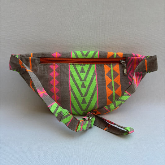 Riñonera - Bandolera Retrochic Mónica “Neon Tribal” · Pieza Única Núm. 19161