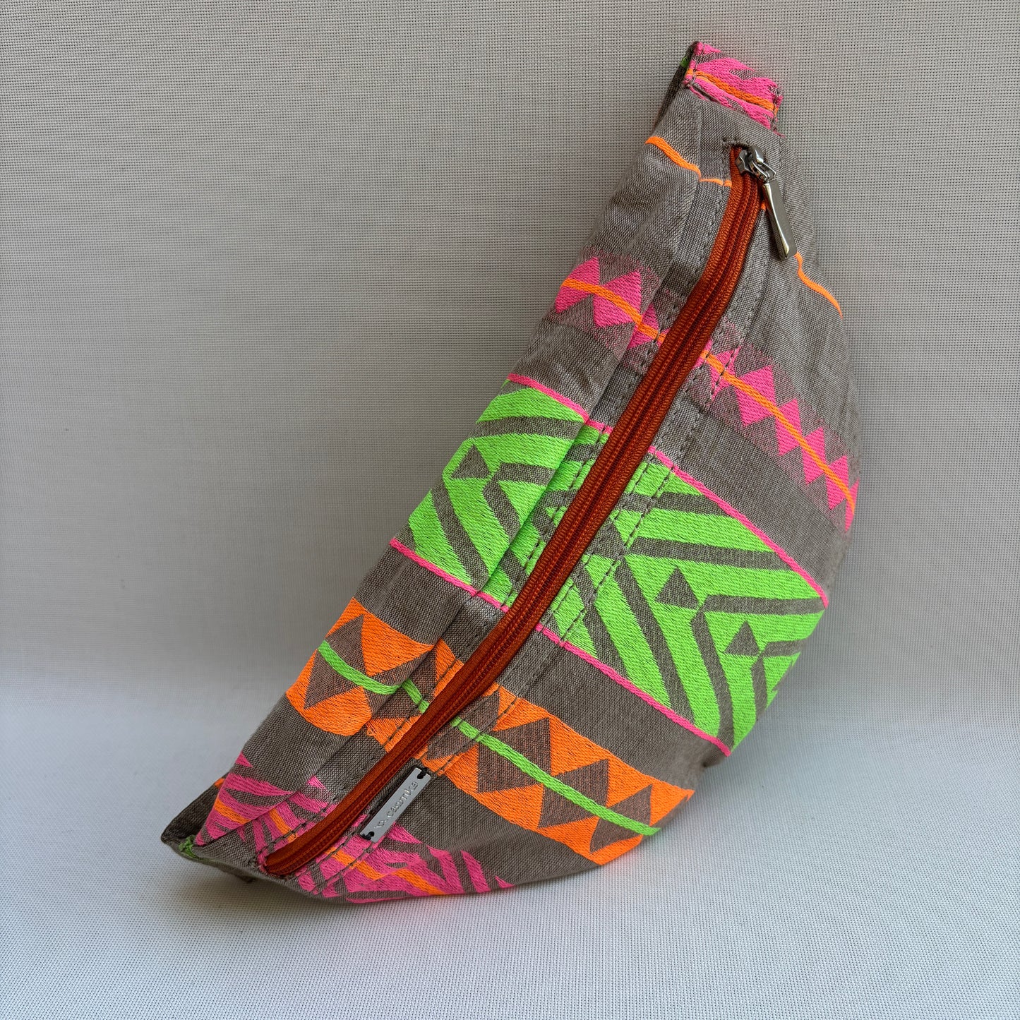Riñonera - Bandolera Retrochic Mónica “Neon Tribal” · Pieza Única Núm. 19161