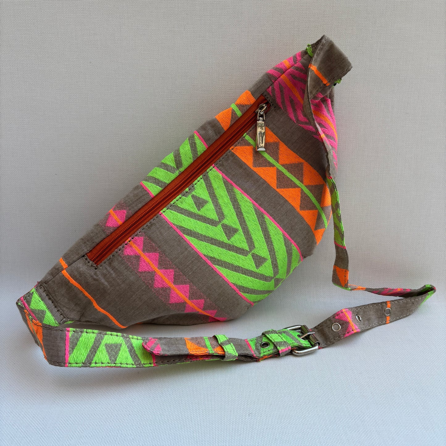 Riñonera - Bandolera Retrochic Mónica “Neon Tribal” · Pieza Única Núm. 19161