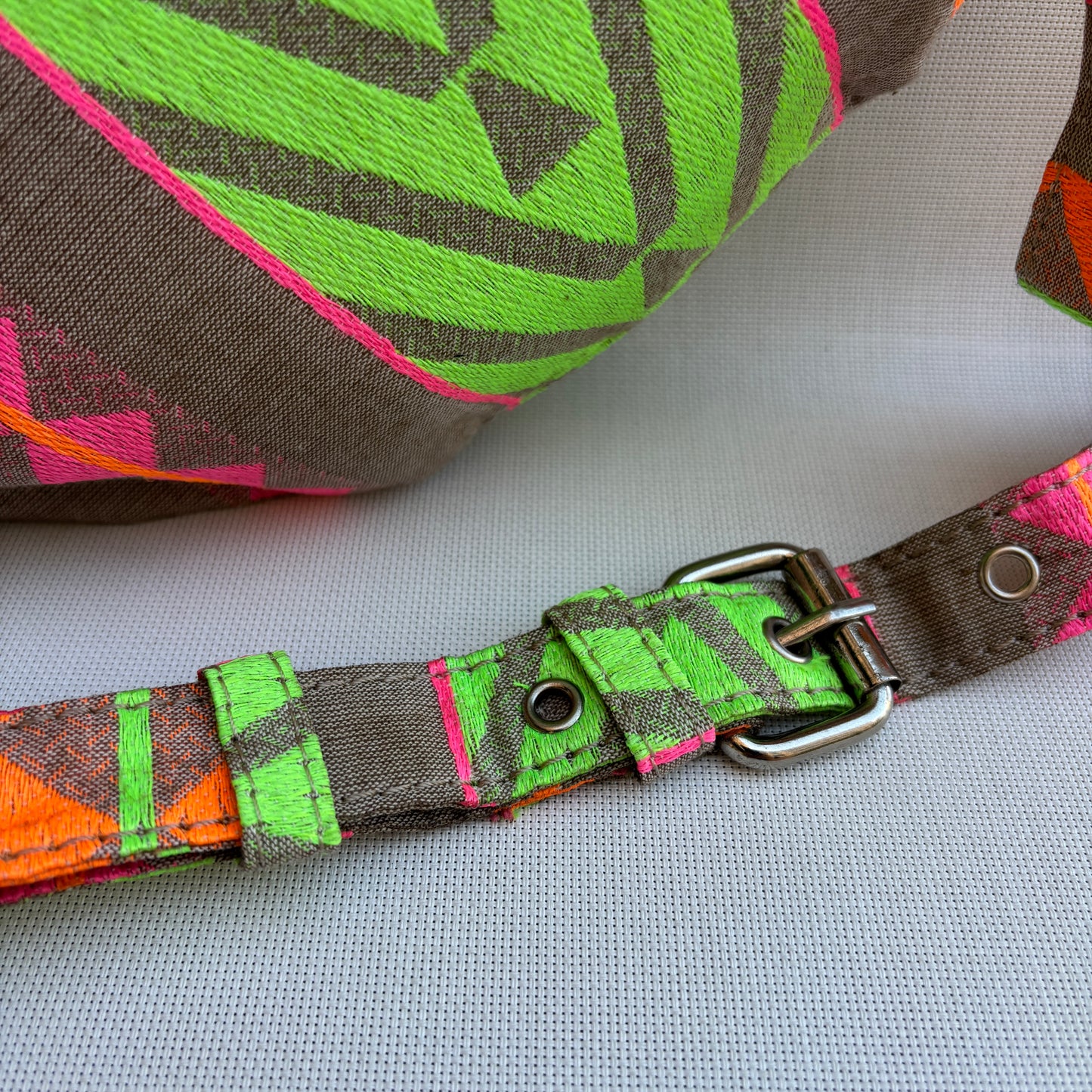 Riñonera - Bandolera Retrochic Mónica “Neon Tribal” · Pieza Única Núm. 19161