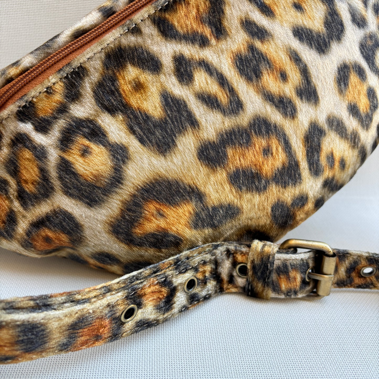 Riñonera - Bandolera Retrochic Mónica “Wild Leopard” · Pieza Única Núm. 19160