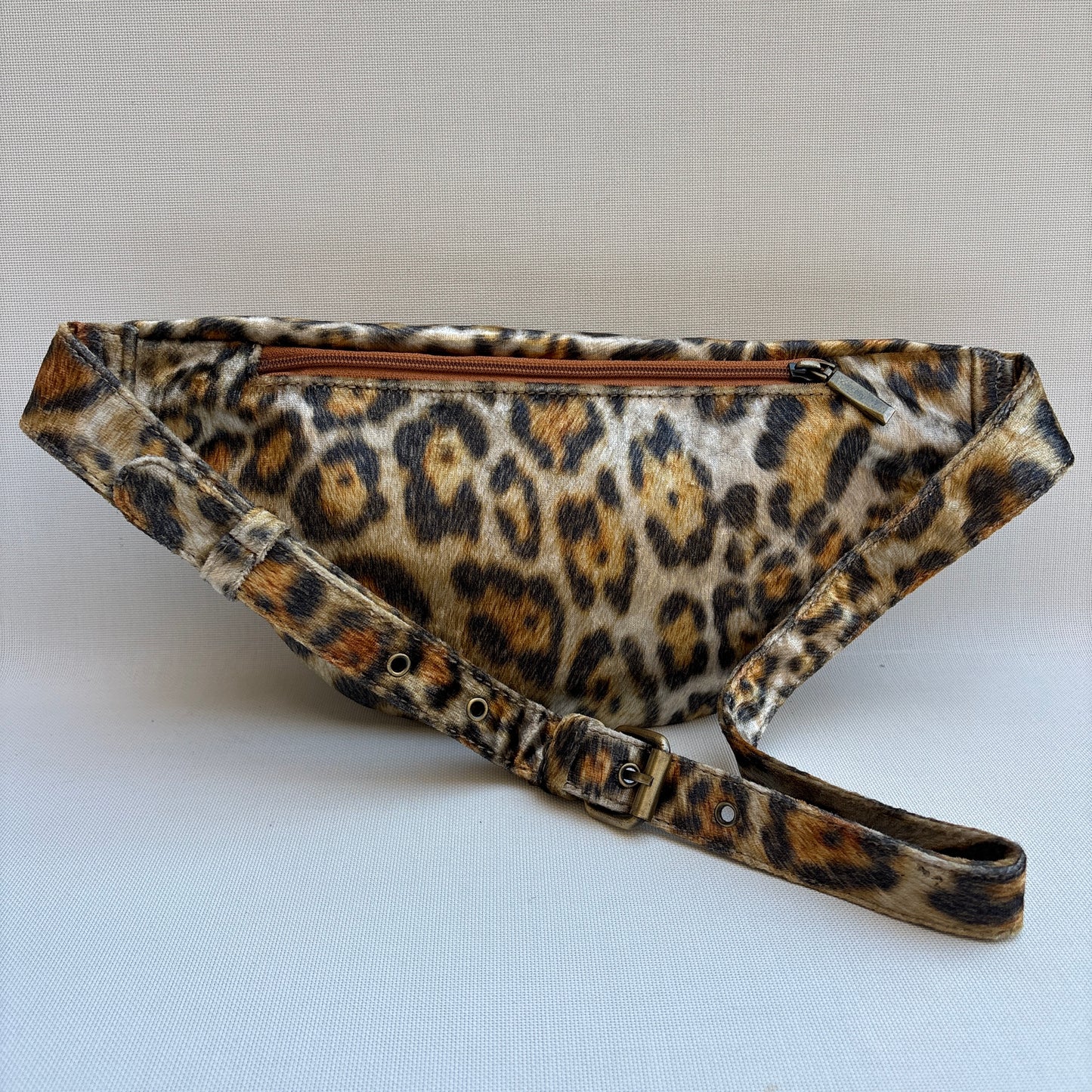 Riñonera - Bandolera Retrochic Mónica “Wild Leopard” · Pieza Única Núm. 19160