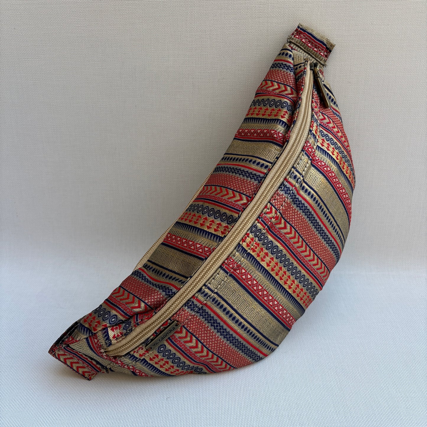 Riñonera - Bandolera Retrochic Mónica “Ethnic Gold Red” · Pieza Única Núm. 19157