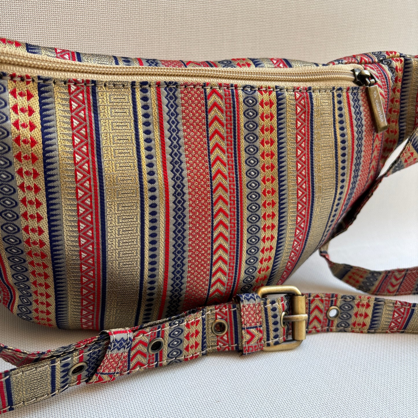 Riñonera - Bandolera Retrochic Mónica “Ethnic Gold Red” · Pieza Única Núm. 19157