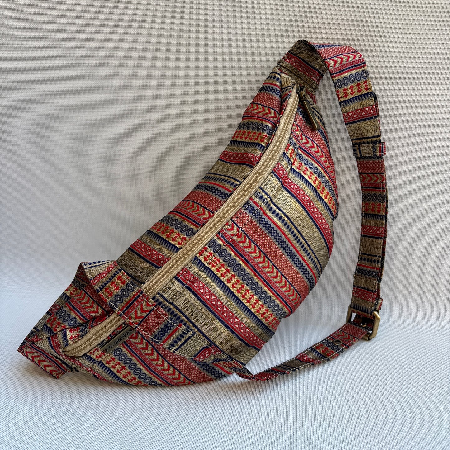 Riñonera - Bandolera Retrochic Mónica “Ethnic Gold Red” · Pieza Única Núm. 19157